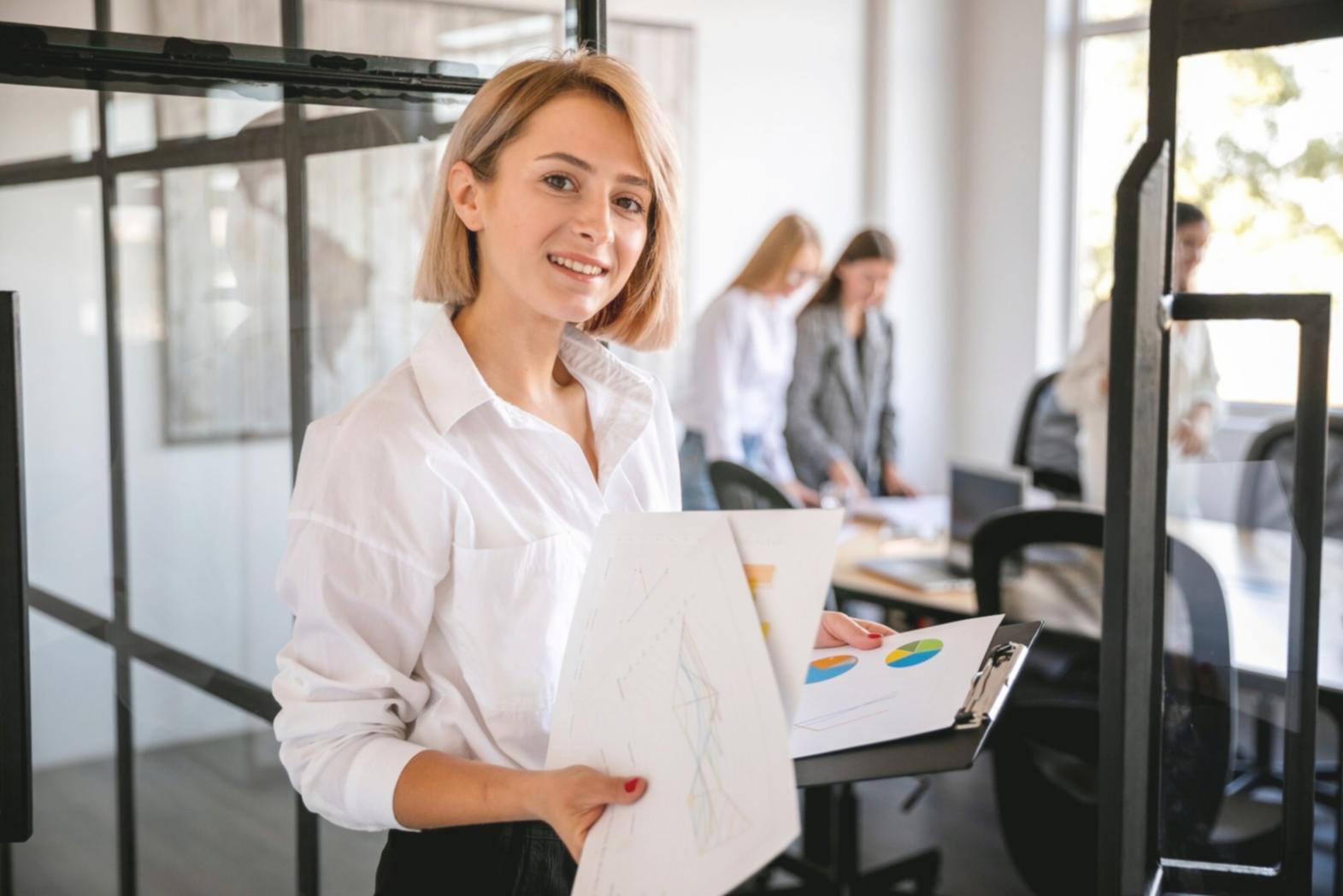 Persona trabajando en planificación presupuestaria con documentos y calculadora