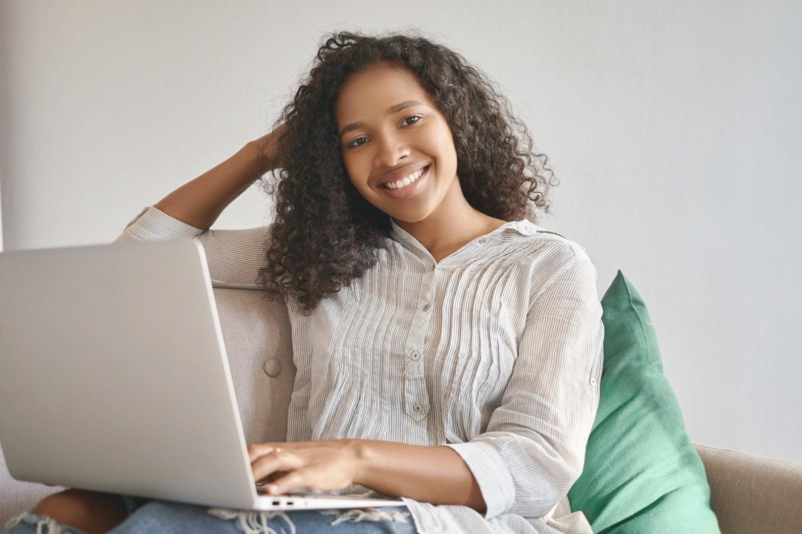 Gráficos y análisis financiero mostrando progreso en planificación presupuestaria